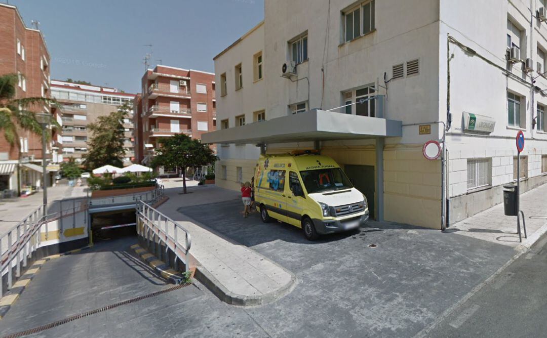 Imagen de la entrada por urgencias del Centro de Salud 'Menéndez Tolosa' en Algeciras.