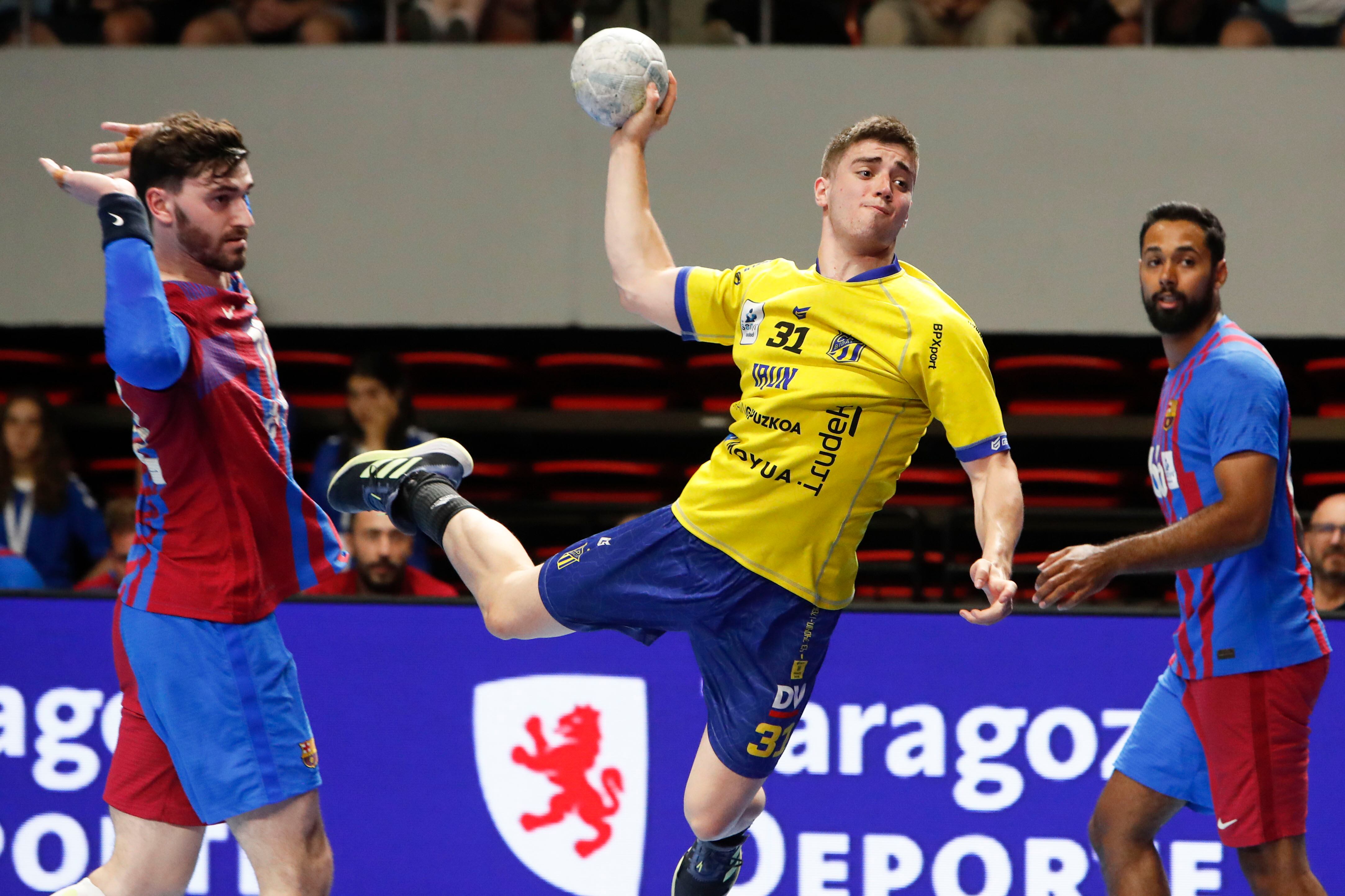 ZARAGOZA, 05/06/2022.- El central del Bidasoa Irún Gorka Nieto (c) lanza a la portería del FC Barcelona, durante la final de la Copa ASOBAL de balonmano disputada este domingo en Zaragoza. EFE/ Javier Belver
