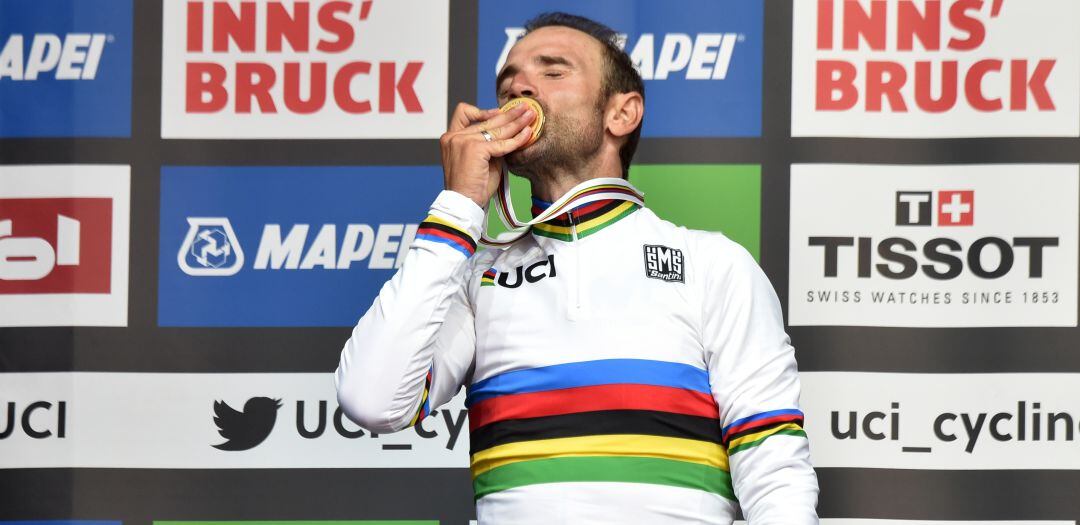 Alejandro Valverde besa su medalla de campeón del mundo