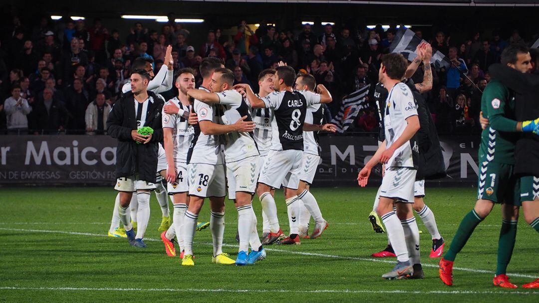 La plantilla del C.D.Castellón celebra su último triunfo en Castalia