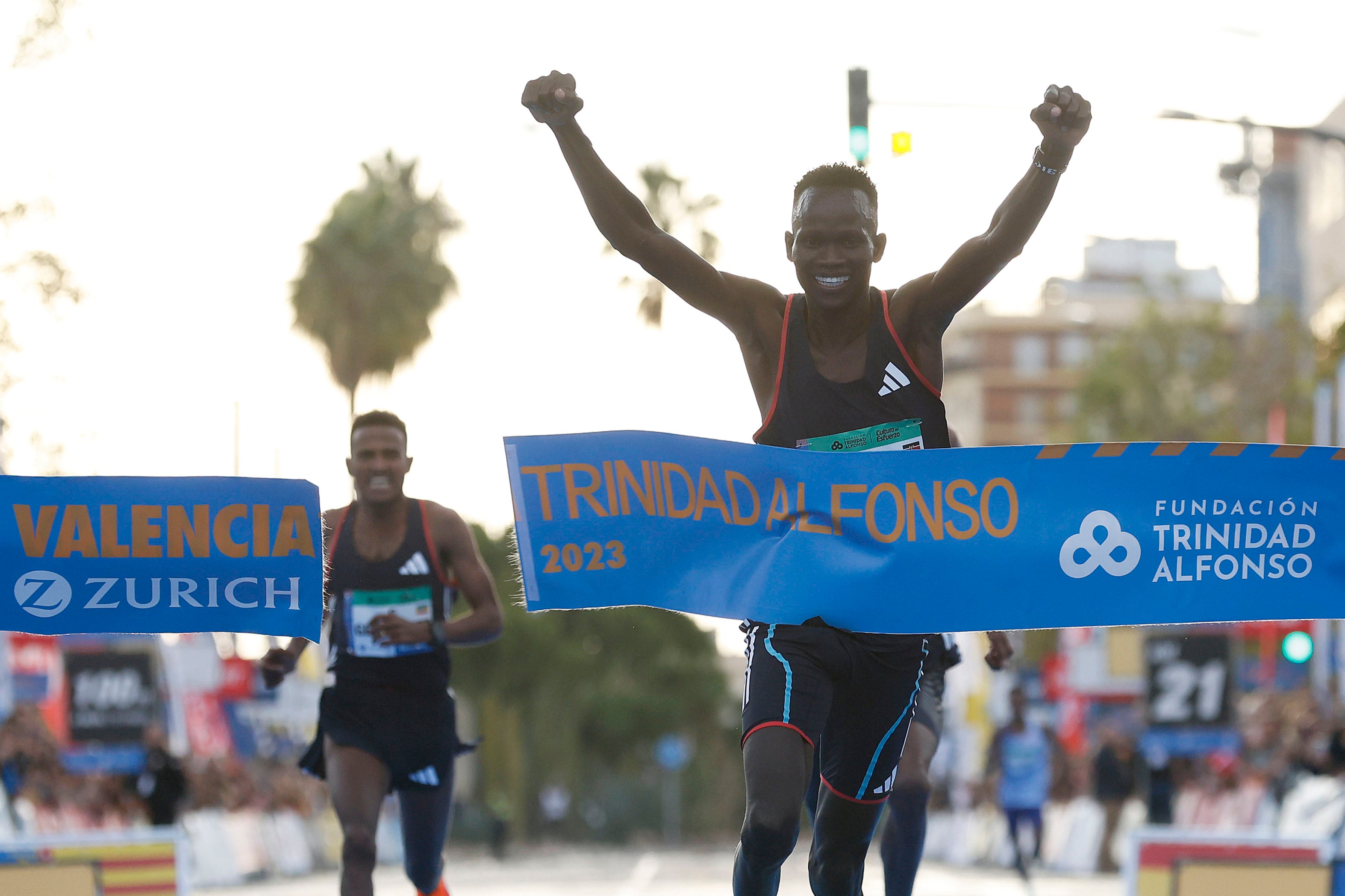 Los atletas kenianos Kibiwott Kandie (en la imagen) y Margaret Chelimo fueron los vencedores de las 32º edición de la Media Maratón de Valencia (España), en una carrera que contó con 22.000 participantes y en la que Carlos Mayo y Laura Mayo batieron el récord nacional de la distancia.