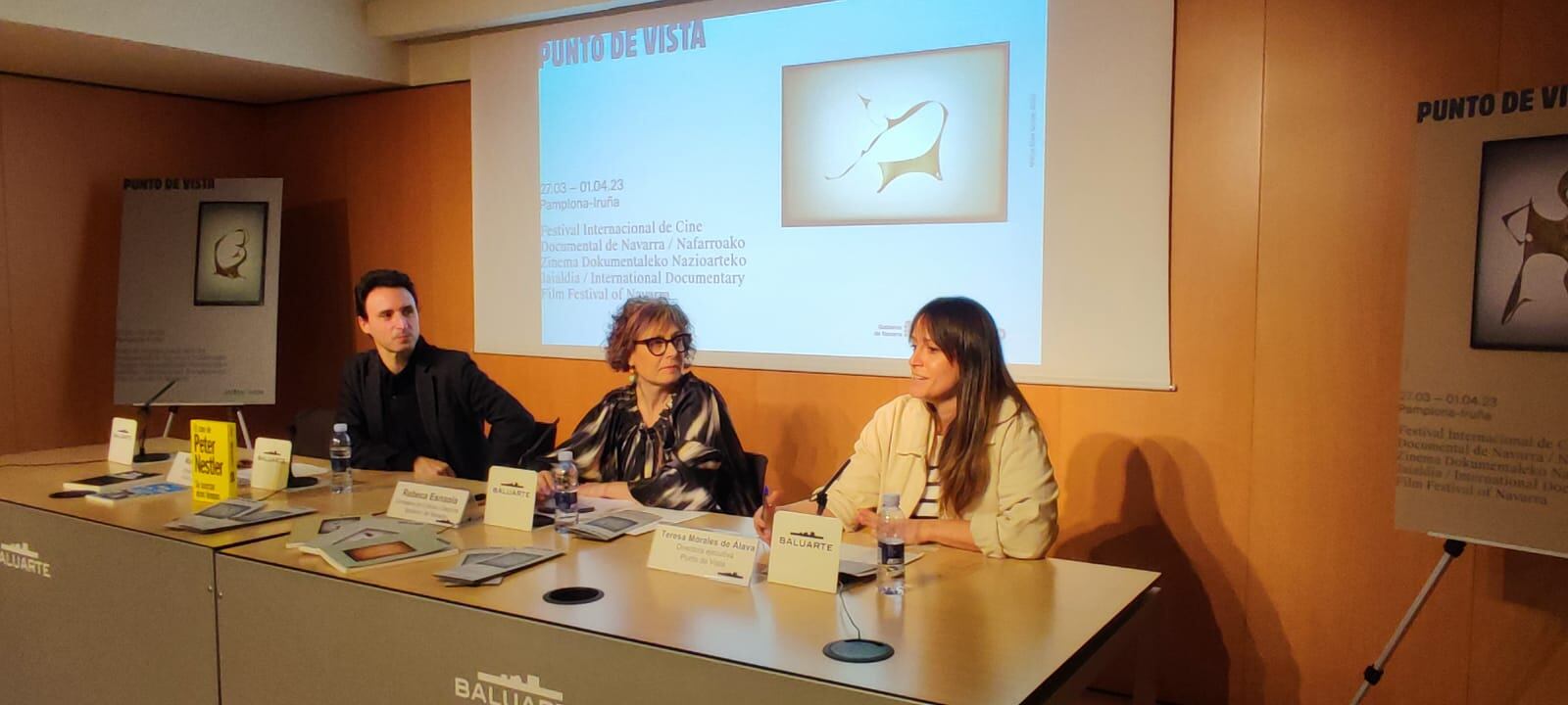 Manuel Asín, director artístico del Punto de Vista, Rebeca Esnaola, consejera de Cultura, y Teresa Morales de Álava, directora ejecutiva del festival, en la presentación de la programación completa, en Baluarte.