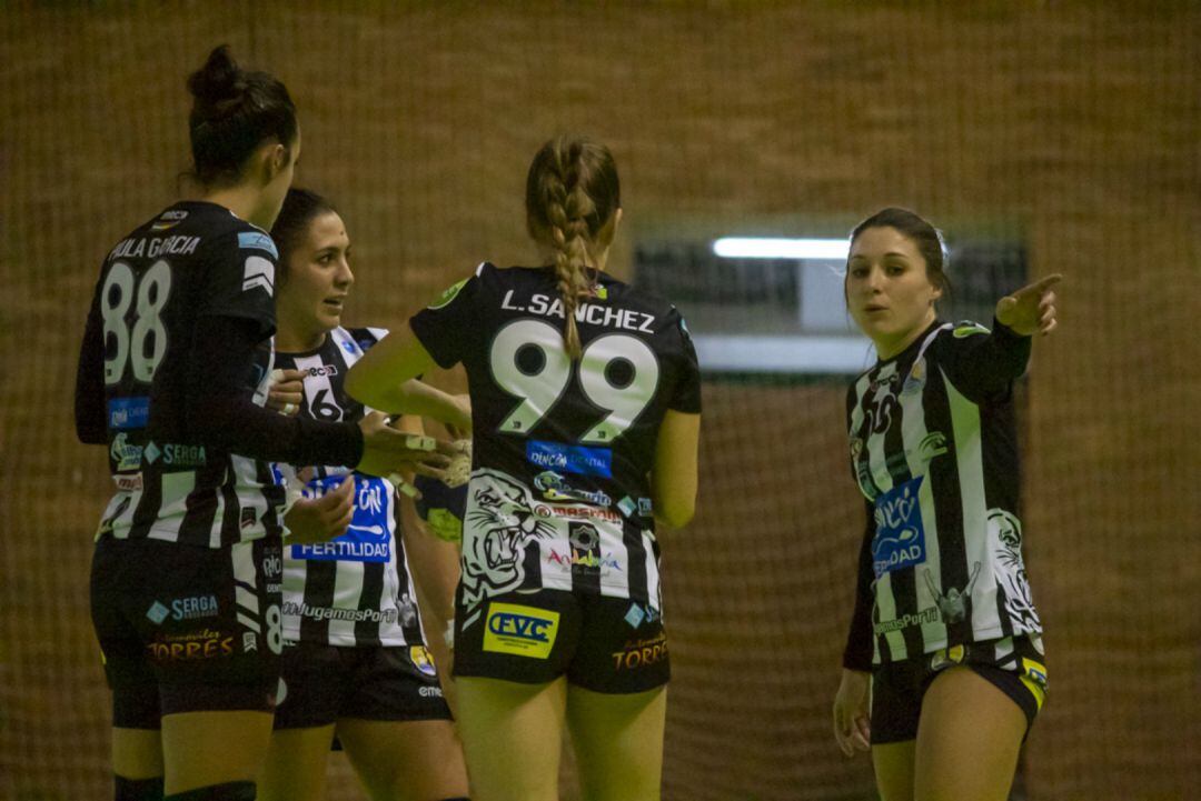 Sole López indica una acción junto a tres compañeras