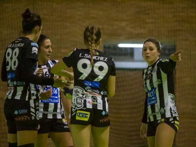 Sole López indica una acción junto a tres compañeras