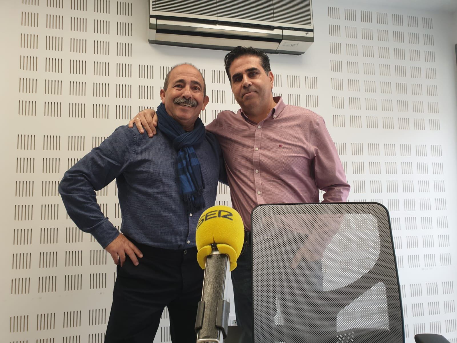 Manuel Garrido, escultor onubense junto a Antonio García, ex director de la Escuela de Arte León Ortega de Huelva