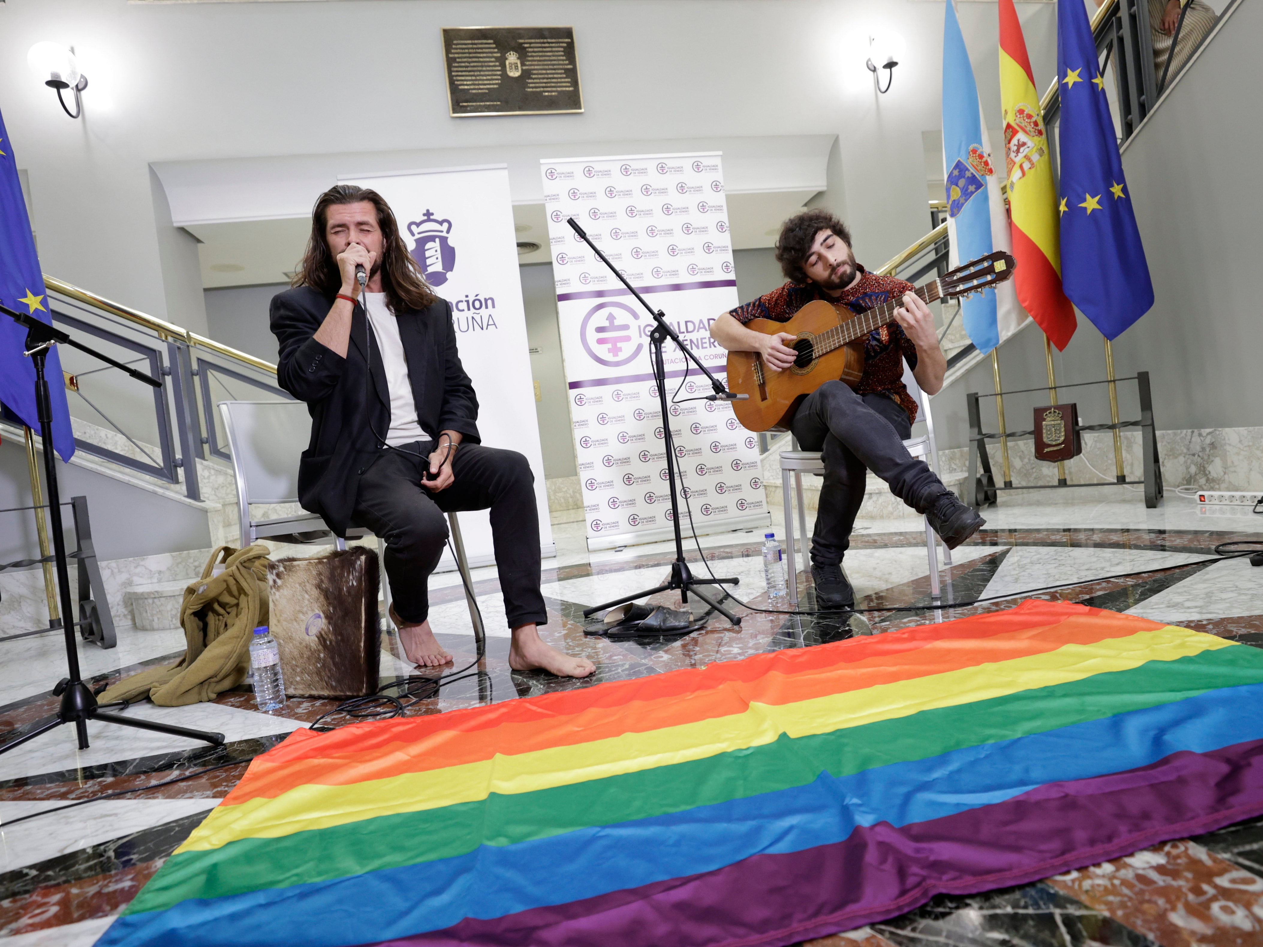 A CORUÑA, 28/06/2022.- Davide Salvado (i) y Cibrán Seixo (d), durante la presentación del tema &#039;Fado para Samuel&#039; en homenaje al asesinado Samuel Luiz con una letra contra los crímenes y agresiones LGTB+fóbicas, este martes en A Coruña. EFE/Cabalar
