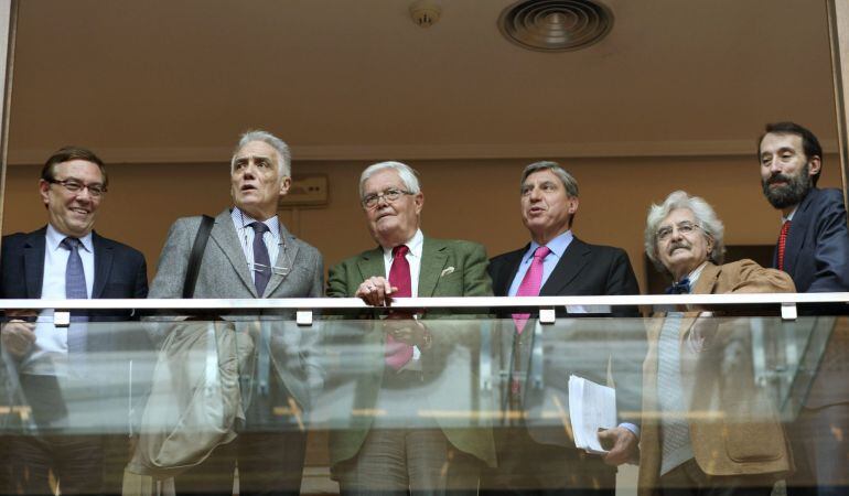 El jurado del Premio Internacinal de Ensayo Jovelanos, integrado por su presidente, Luis García Delgado, Pedro de Silva, Juan Vazquez, Ignacio García Arango, Rodrigo Cepeda y Lluis Xabel Álvarez.