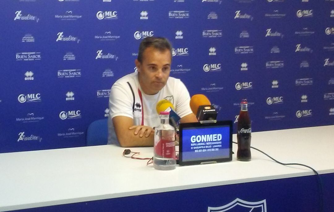 Juan Arsenal, entrenador del Linares Deportivo, en la rueda de prensa previa a la primera jornada liguera. 