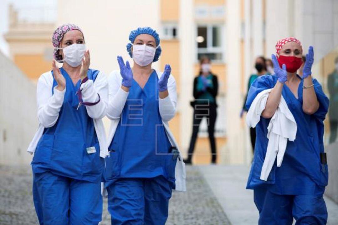 Un grupo de sanitarias aplauden en uno de los días de confinamiento