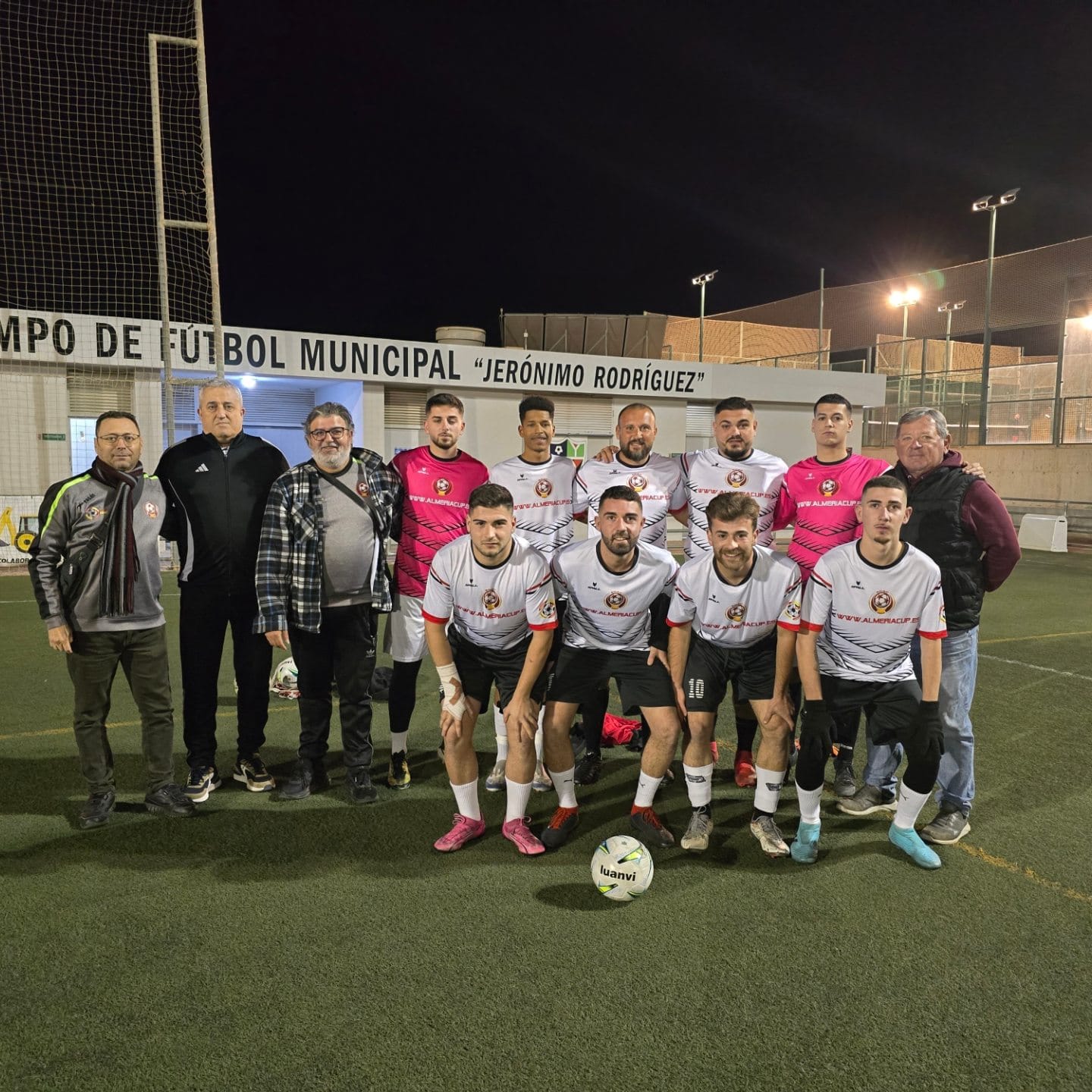 El Jerónimo Rodríguez se vistió de gala para recibir a las estrellas de la liga de fútbol siete de Almería.