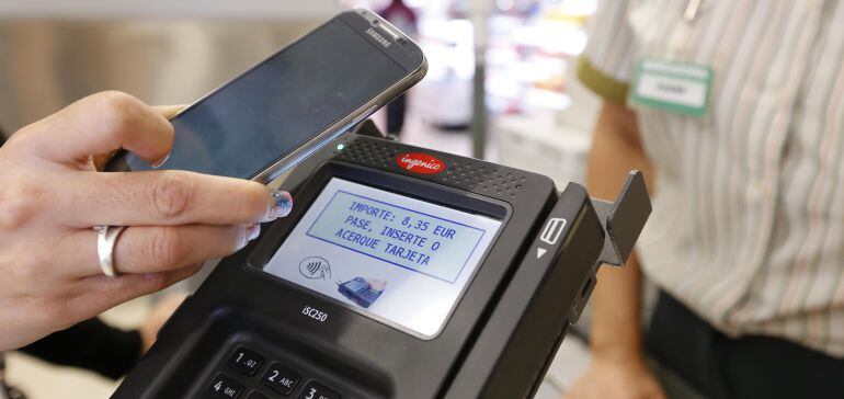 Con este sistema, los clientes pueden abonar sus compras acercando tarjetas, móviles o pulseras a los nuevos dispositivos de manera inmediata y sin teclear el número secreto