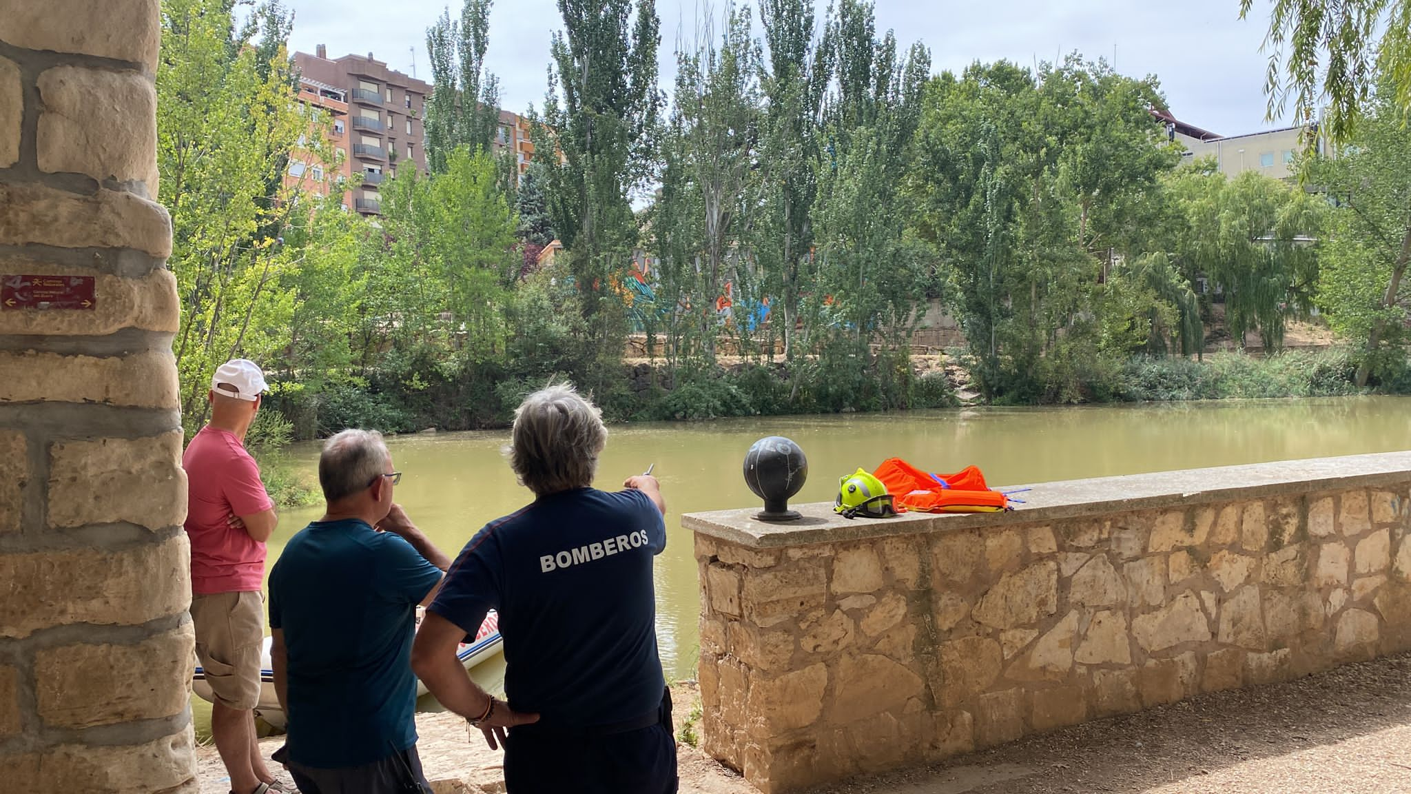 Bomberos sobre el Duero este martes