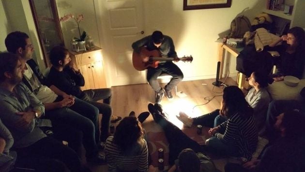 Dani Red tocando en el salón de una casa el pasado mes de noviembre