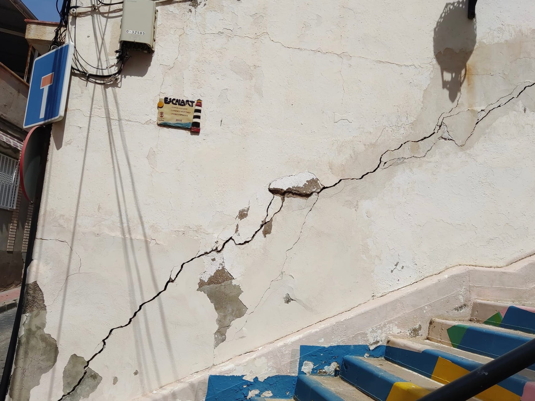 Grietas en una vivienda del barrio Pie Castillo en Águilas (Región de Murcia)