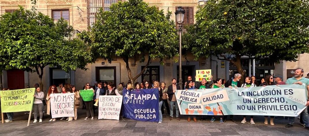 Protesta por el recorte de las líneas en colegios públicos este martes a las puertas del Ayuntamiento de Jerez