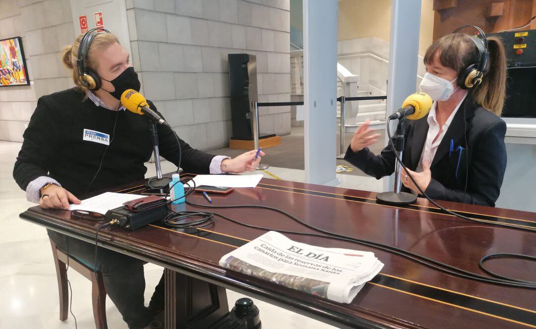 Almudena Sánchez en el Parlamento de Canarias durante la programación especial de Radio Club Tenerife en el Debate del Estado de la Nacionalidad