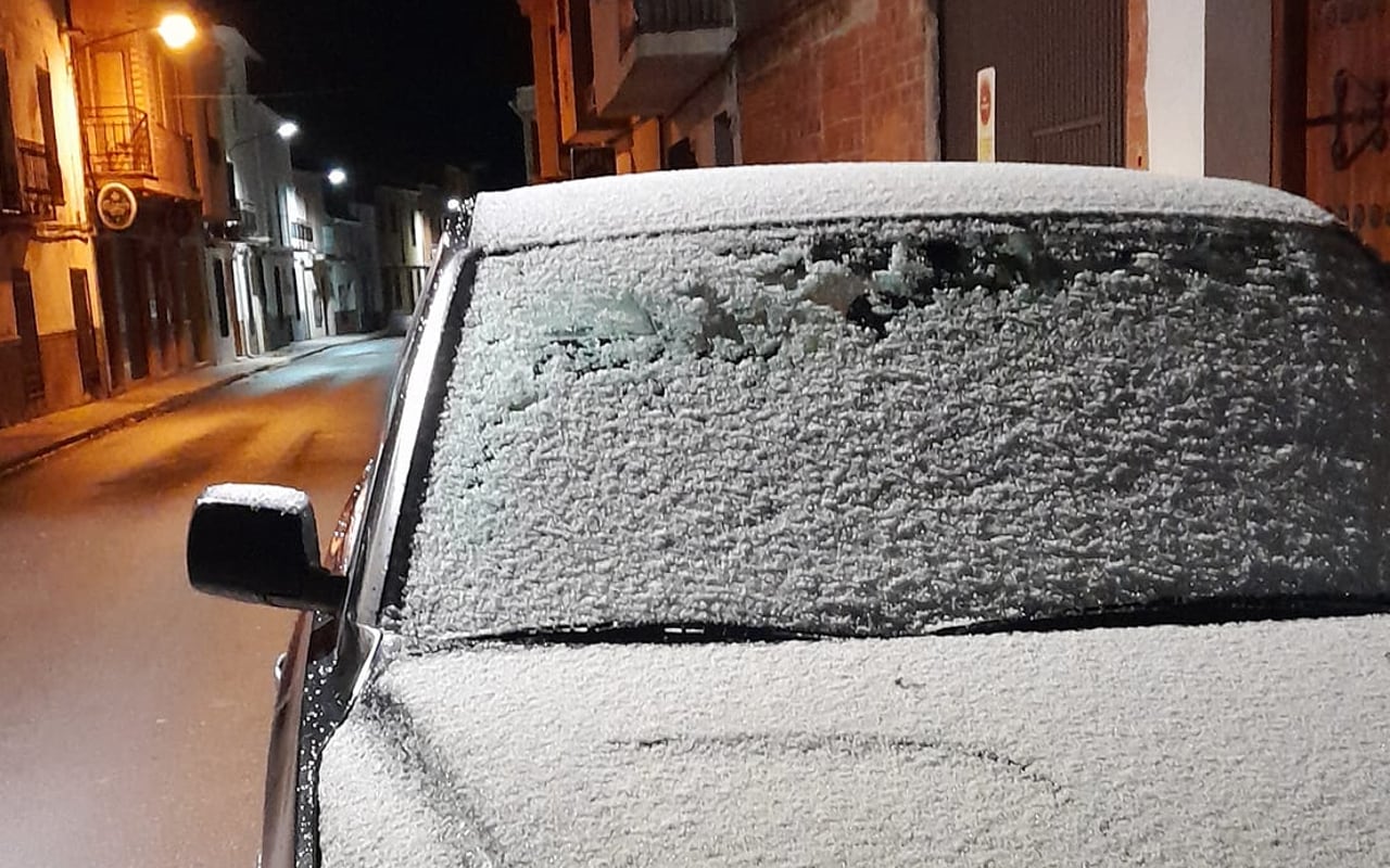 Nieve acumulada en un vehículo estacionado en una calle de Villanueva de la Fuente (Ciudad Real)