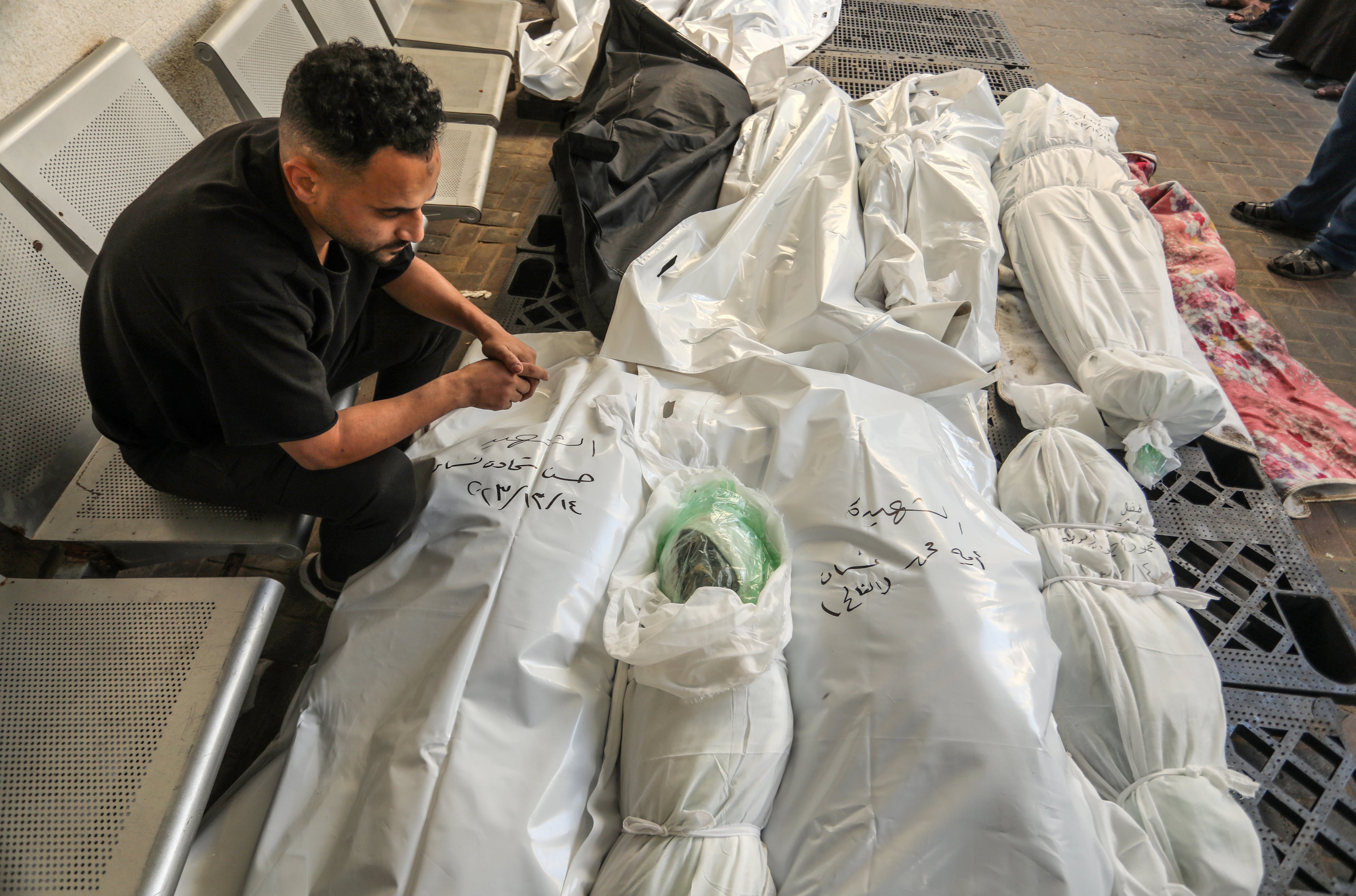 RAFAH, GAZA - DECEMBER 15: Relatives of the Palestinians died in Israeli attacks, mourn as they receive the dead bodies from the morgue of An-Najjar Hospital for a funeral ceremony while the Israeli attacks continue in Rafah, Gaza on December 15, 2023. (Photo by Abed Rahim Khatib/Anadolu via Getty Images)