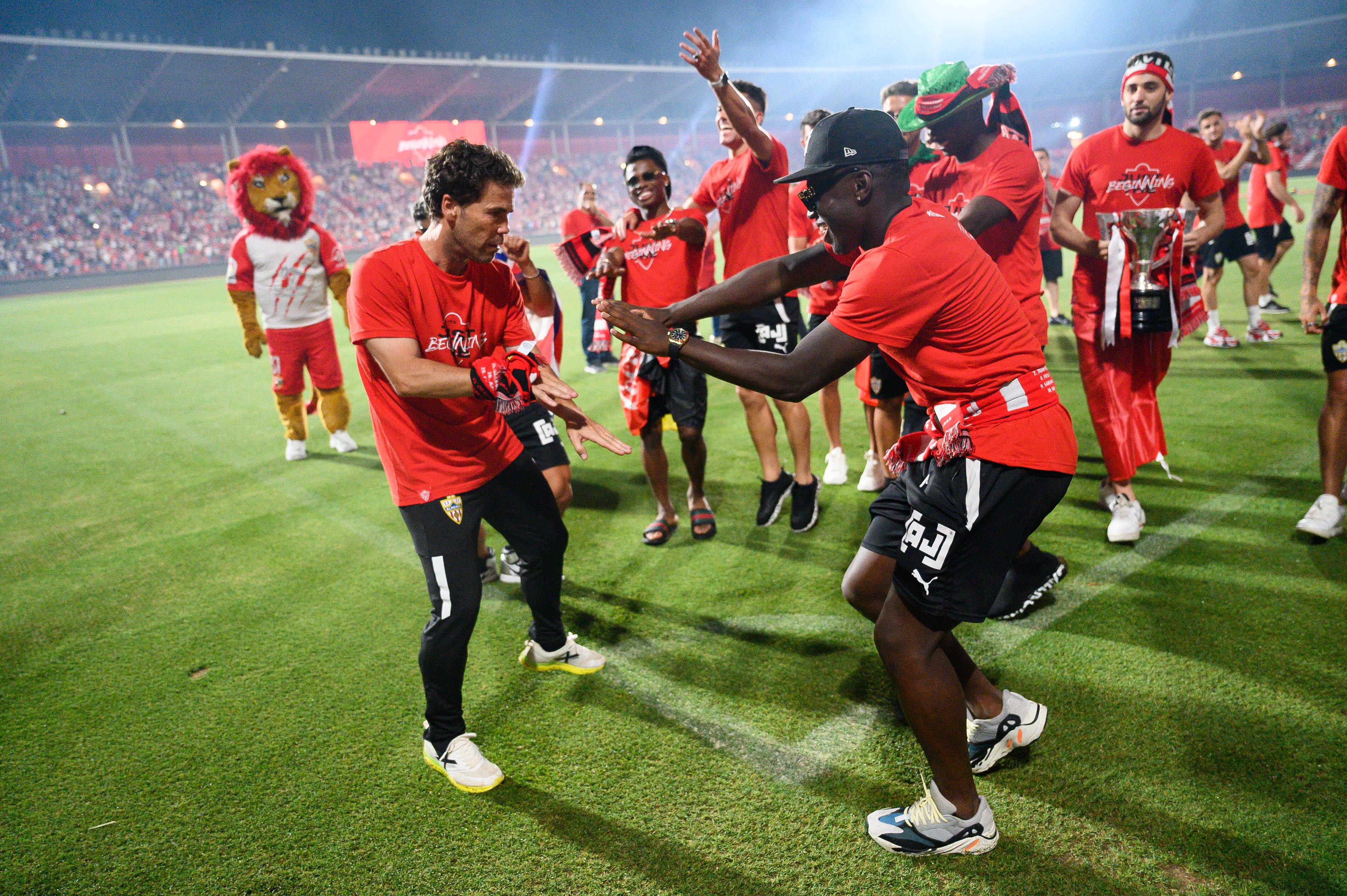 Rubi y Appiah bailando en la fiesta del ascenso a Primera.
