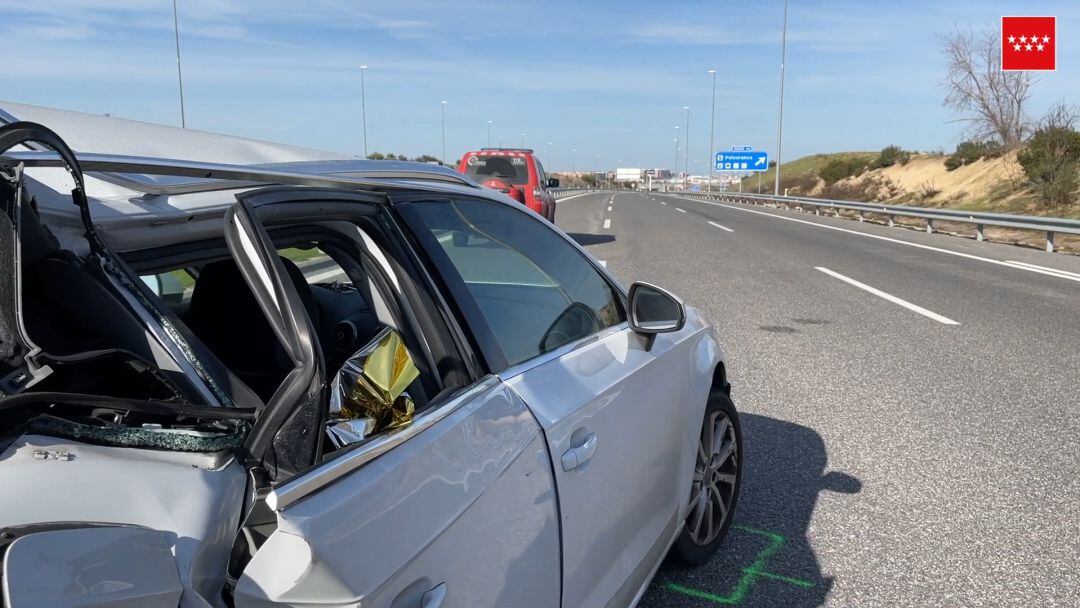 Así quedó el coche tras ser golpeado por detrás por otro turismo cuando el primero se paró en medio de la carretera al quedarse sin gasolina.