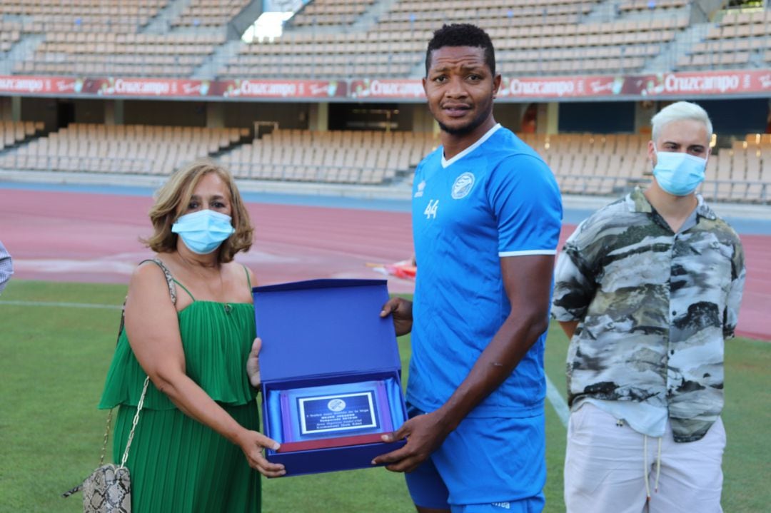 Edet recibe el Trofeo Juan Bellido de manos de la esposa del malogrado directivo xerecista