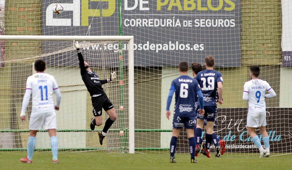 Parada del portero de la Segoviana en el partido del Compostela en la Albuera