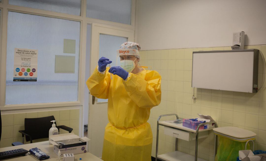 Una sanitaria sostiene uno de los test rápidos de antígenos de detección de coronavirus