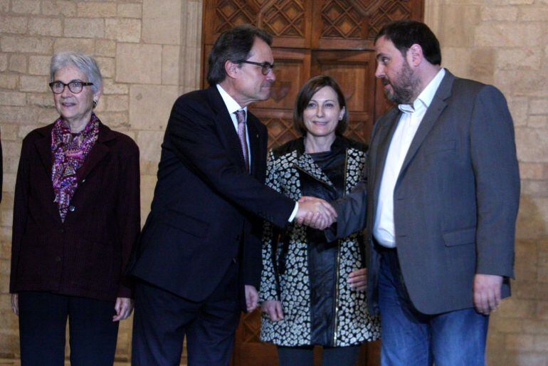 Artur Mas, president de la Generalitat, encaixa la mà d'Oriol Junqueras, en presència de Muriel Casals i Carme Forcadell el passat 14 de gener al Palau de la Generalitat