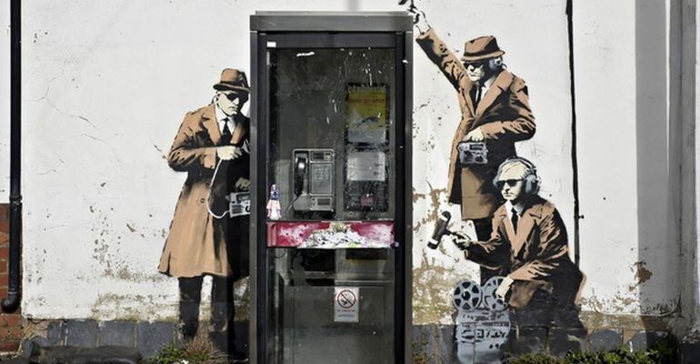 Mural de Banksy sobre las escuchas en la ciudad de Cheltenham recientemente desaparecido