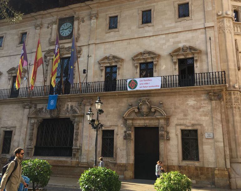 A petición de IBFamilia, Cort cuelga la bandera de Familia de la ONU