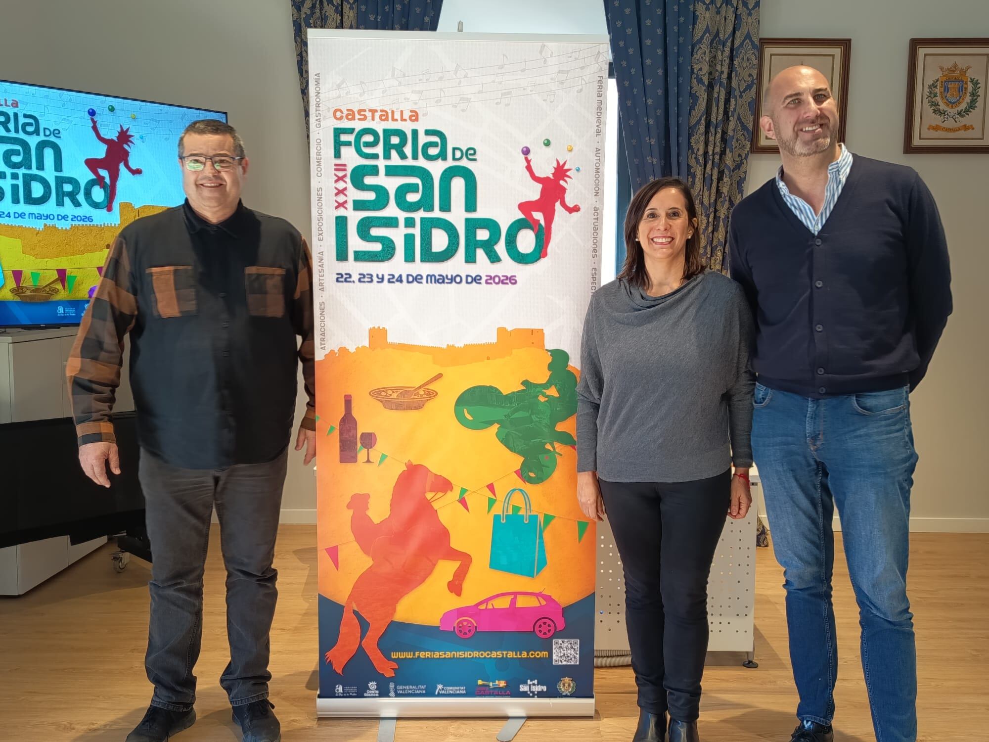 José Rico, edil de Ferias; la diseñadora Begoña Brotons y Jesús López, alcalde de Castalla, en la presentación del cartel de la Feria de San Isidro 2026.