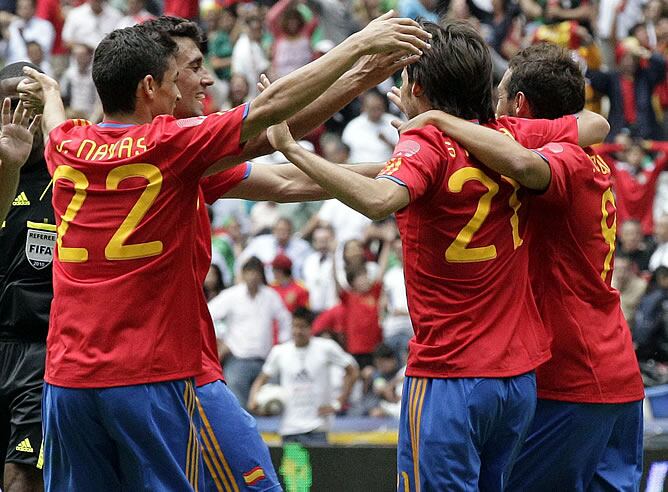 Silva celebra el gol junto con sus compañeros