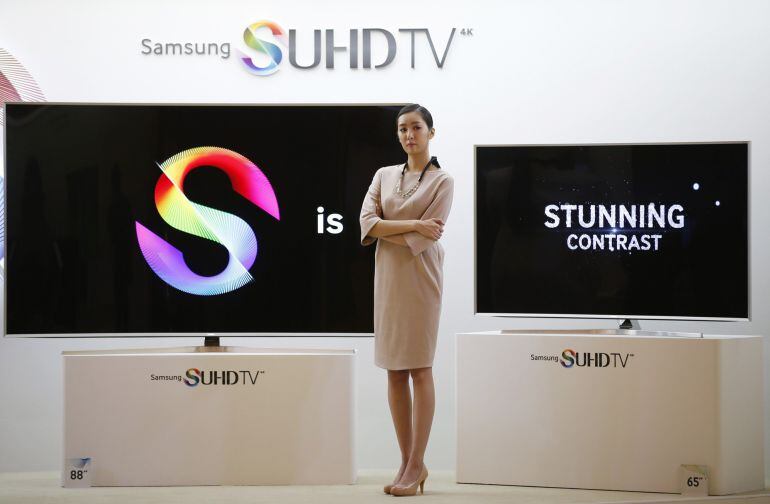 A model stands next to Samsung Electronic&#039;s S&#039;UHD smart television sets during its launch event in Seoul February 5, 2015.  REUTERS/Kim Hong-Ji (SOUTH KOREA - Tags: BUSINESS)