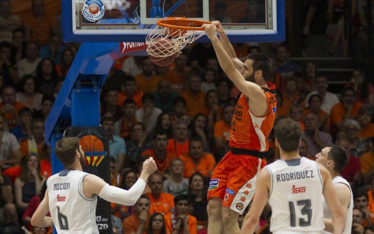 San Emeterio machaca ante el Real Madrid.