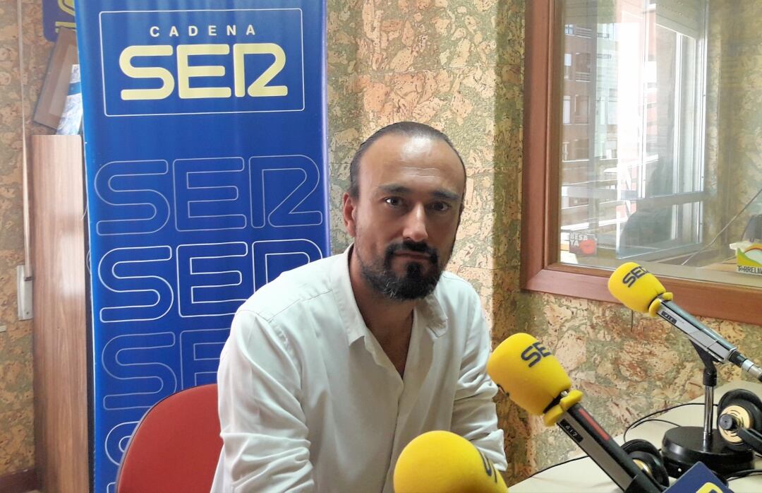 Javier López Estrada en los estudios de SER Torrelavega