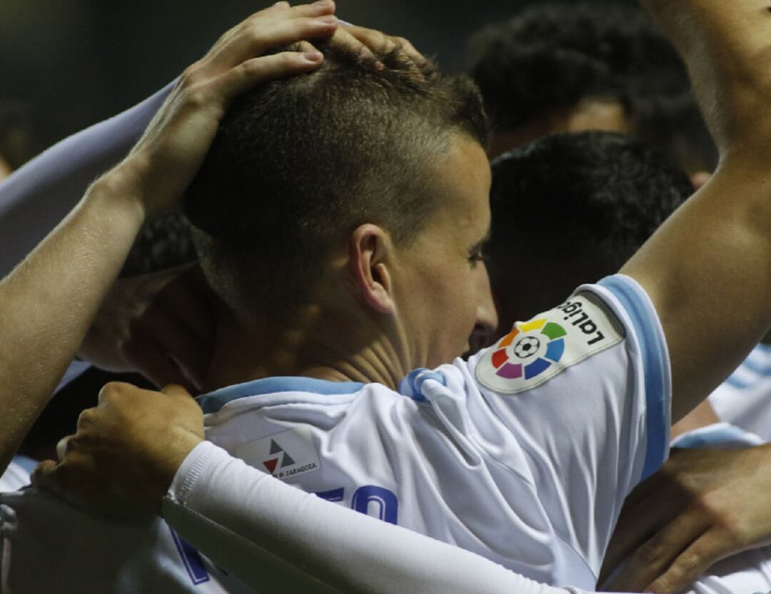 Carlos Nieto es felicitado por sus compañeros, tras conseguir su primer gol con el primer equipo