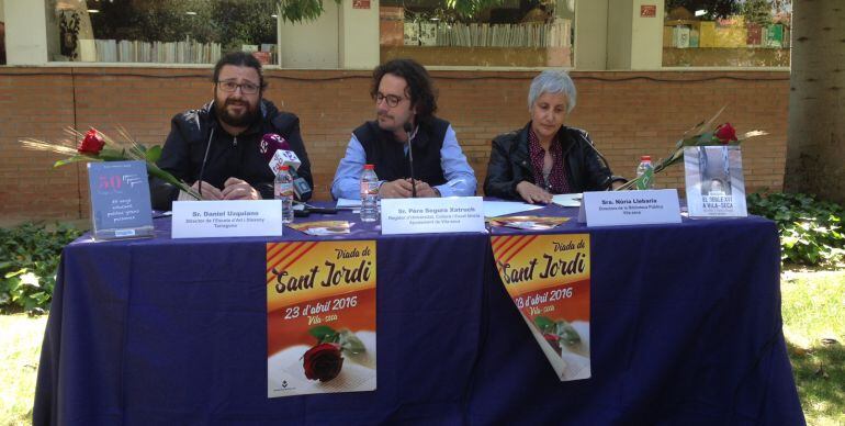 Responsables de la Biblioteca de Vila-seca, el consistori i l'Escola d'Art i Disseny de la Diputació.