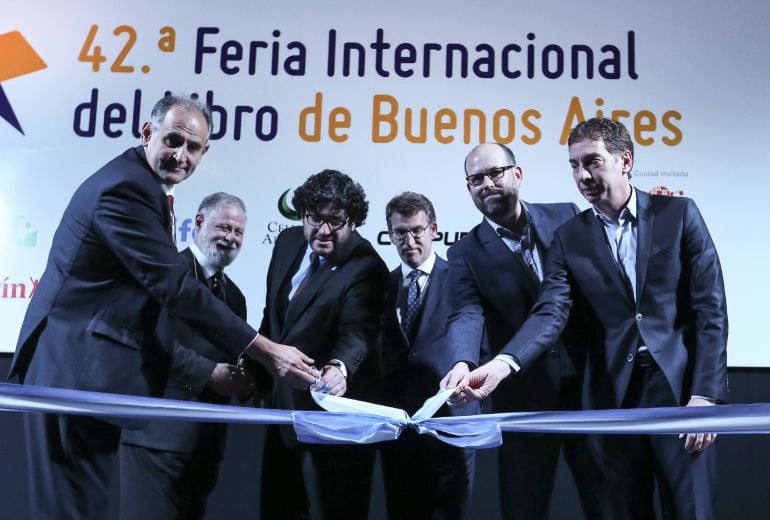 El presidente de la Xunta de Galicia en España, Alberto Nuñez Feijoo, durante la inauguración de la Feria Internacional del Libro de Buenos Aires junto a Martiño Noriega, alcalde de Santiago de Compostela, ciudad invitada del certamen; Diego Santilli, vic