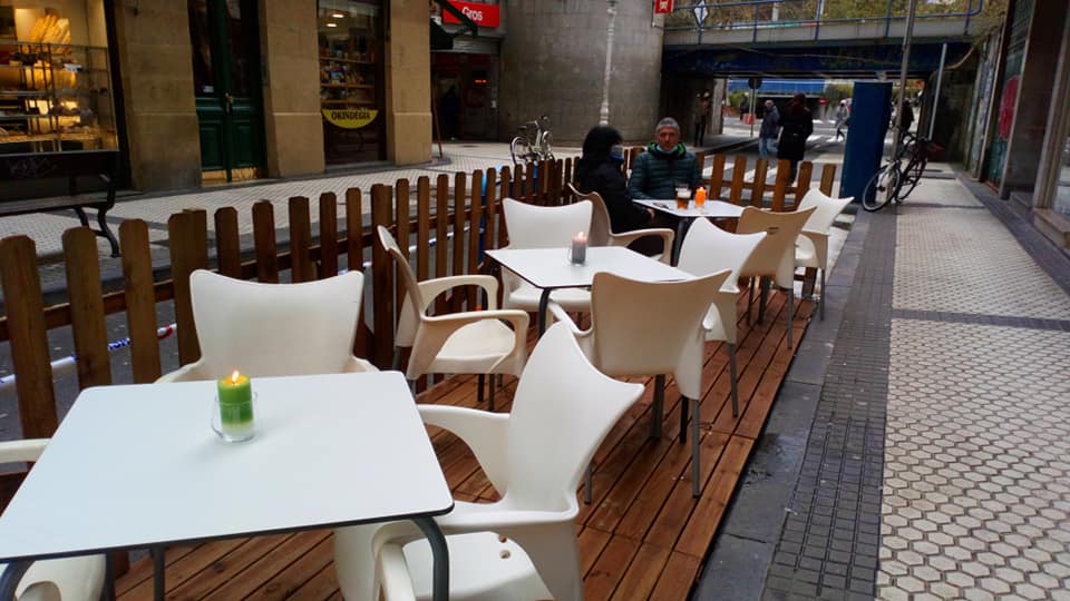 Terraza habilitada en una plaza de parking en Donostia