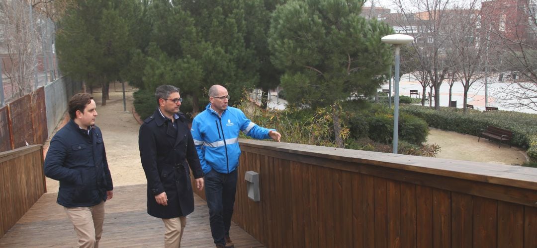 El alcalde de Alcobendas, Rafael Sánchez Acera y el concejal del Distrito Centro, Alberto Polo visitando el Parque de Cataluña