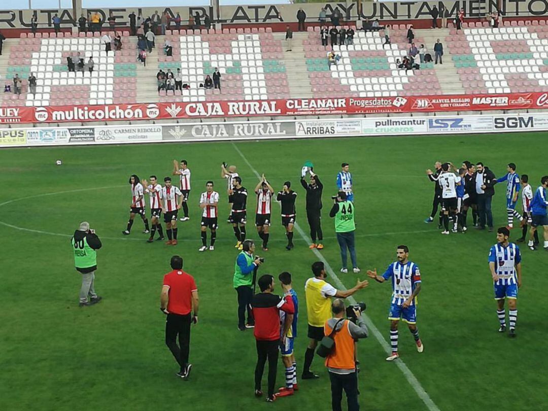Los jugadores de la Arandina felicitan a los del Zamora por su triunfo