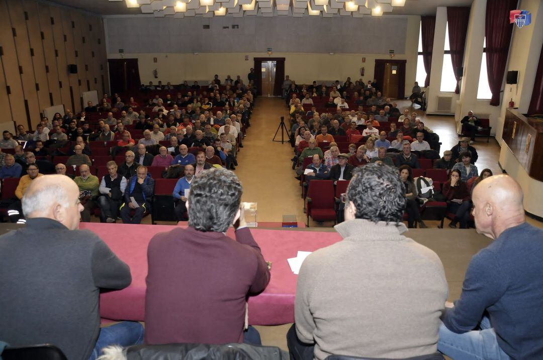 Multitudinaria asamblea de socios de la Gimnástica Segoviana 