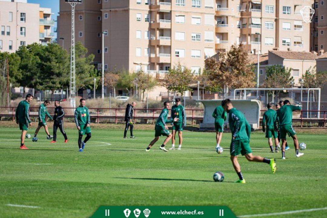 El Elche en un entrenamiento en el Polideportivo Altabix antes de la crisis