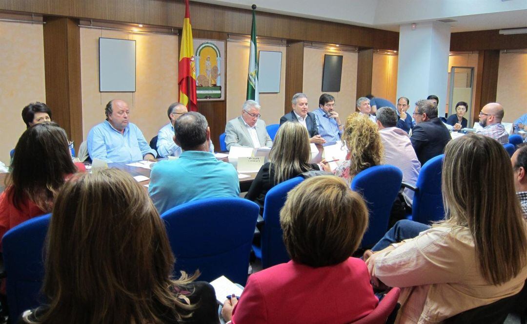 Reunión del delegado de Educación con directores y ampas de los centros educativos afectados por la suspensión del servicio de comedor en la provincia.