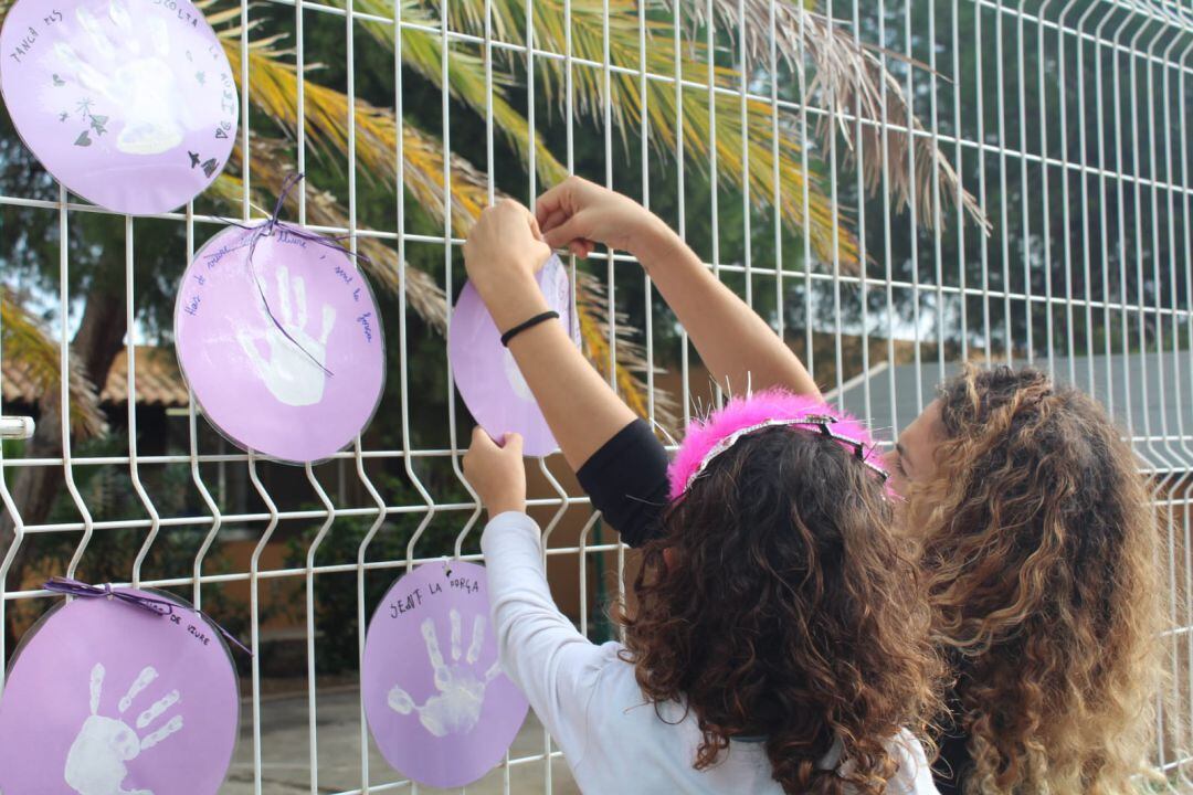 Los alumnos del colegio Mestre Lluís Andreu rindieron homenaje a las víctimas.