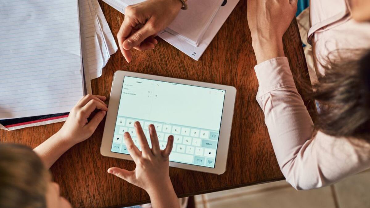 Familias castellano manchegas reclaman una regulación más estricta del uso de tablets en las aulas