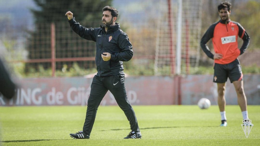 David Gallego da indicaciones durante un entrenamiento ante la atenta mirada de Marc Valiente.