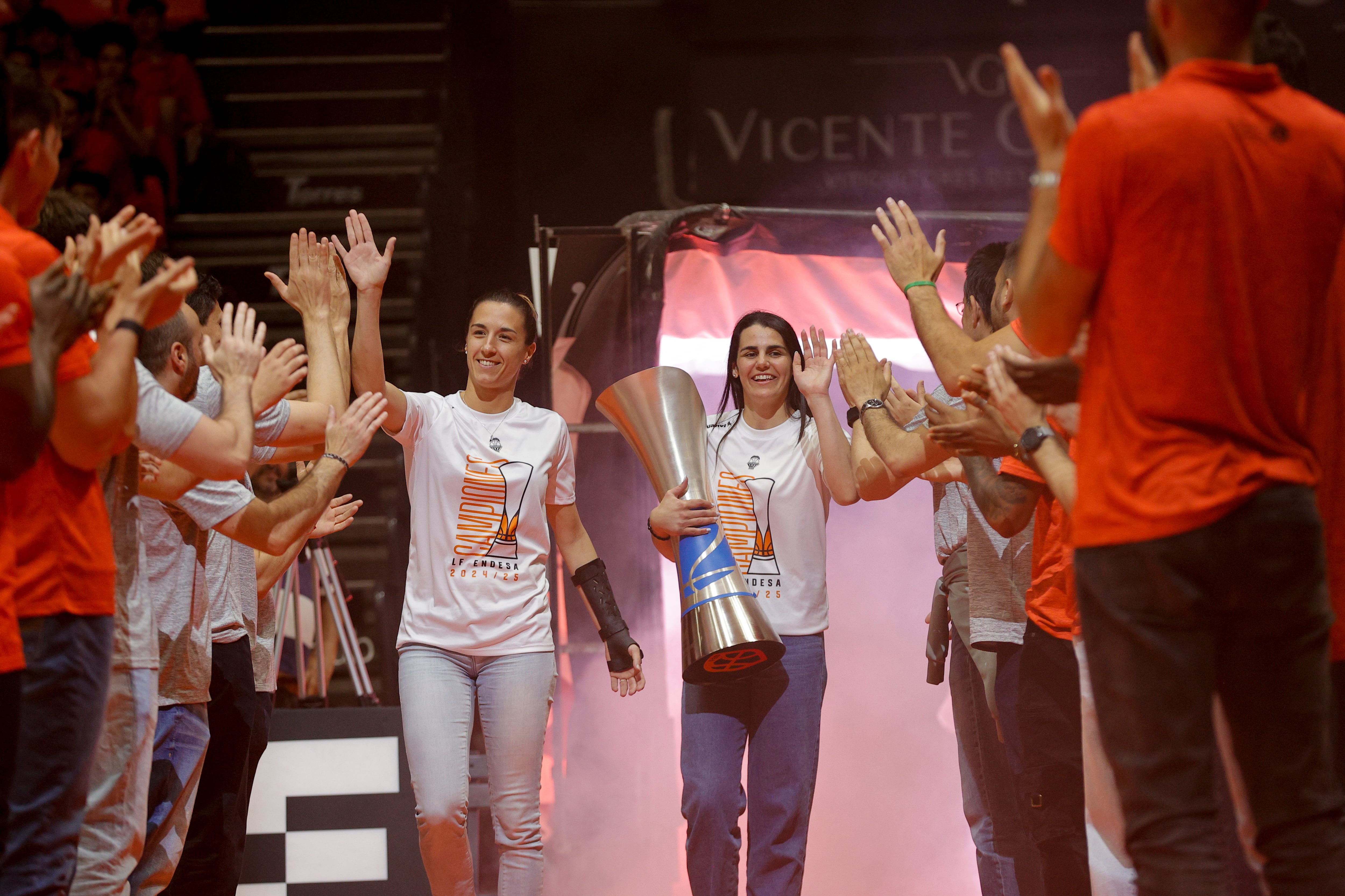 GRAFCVA7451. VALENCIA, 12/05/2025.- Las capitanas del Valencia Basket, Queralt Casas, Leticia Romero (d), durante la celebración con la afición en el pabellón Fuente San Luis tras ganar su tercer título seguido de la Liga Femenina. EFE/Manuel Bruque