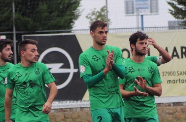 El central sevillano, Jaime Márquez (centro) con la elástica verdilla del Astorga