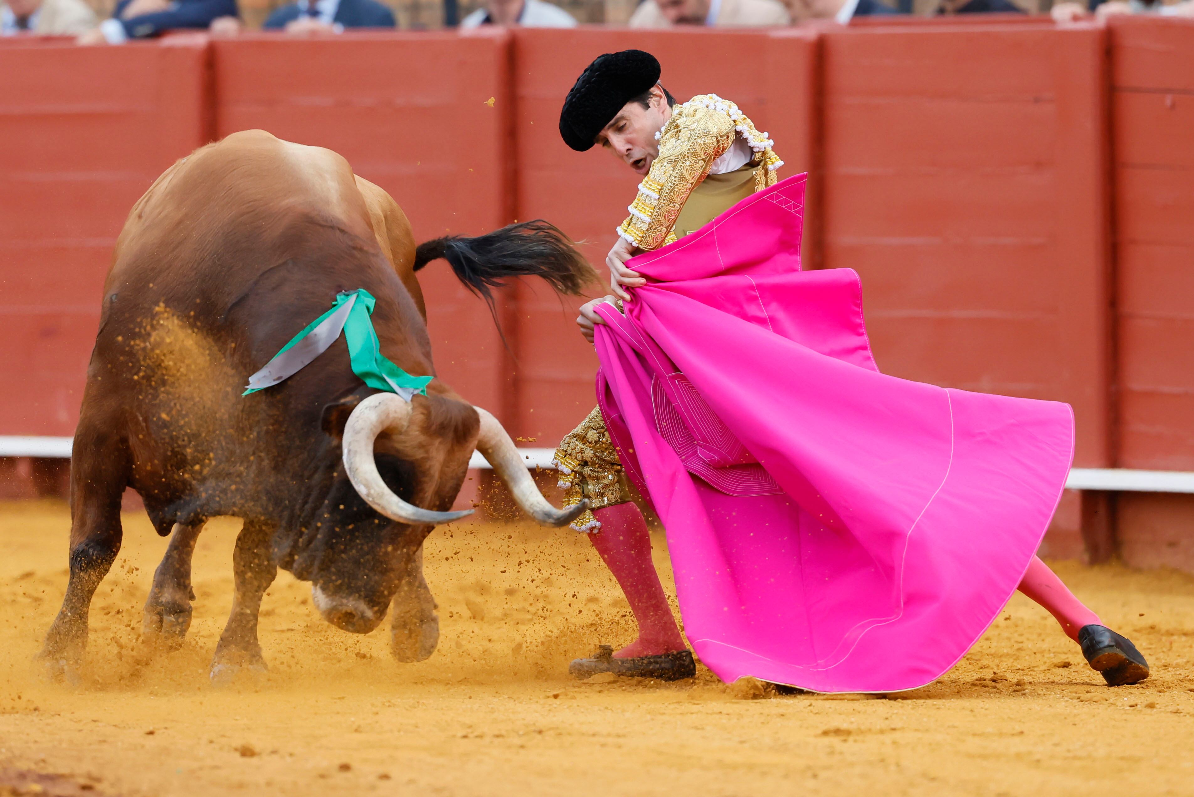 SEVILLA, 16/04/2026.- El diestro Juan Ortega da un pase durante la lidia de su segundo astado durante el festejo de la Feria de Abril celebrado este jueves en La Maestranza. EFE/José Manuel Vidal